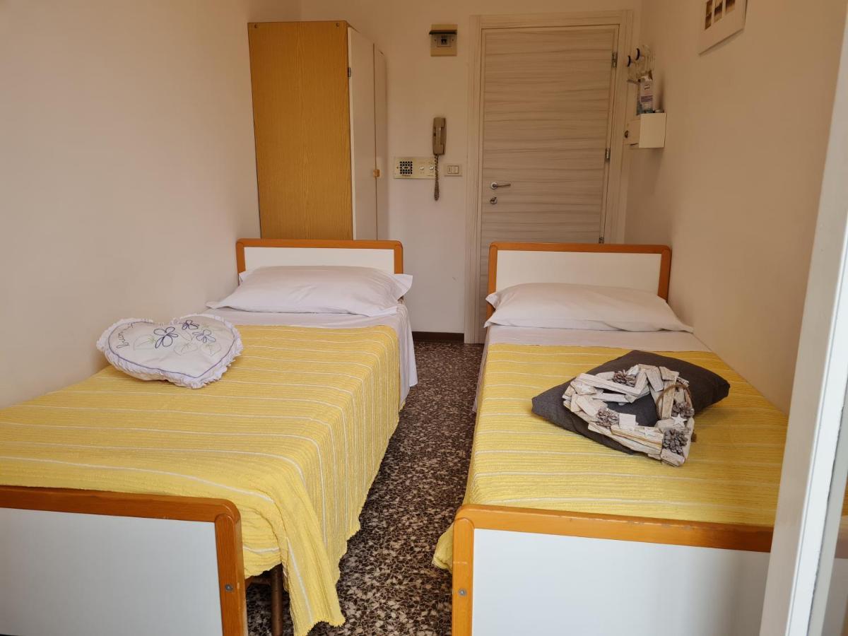 Hotel Marconi Miramare リミニ エクステリア 写真