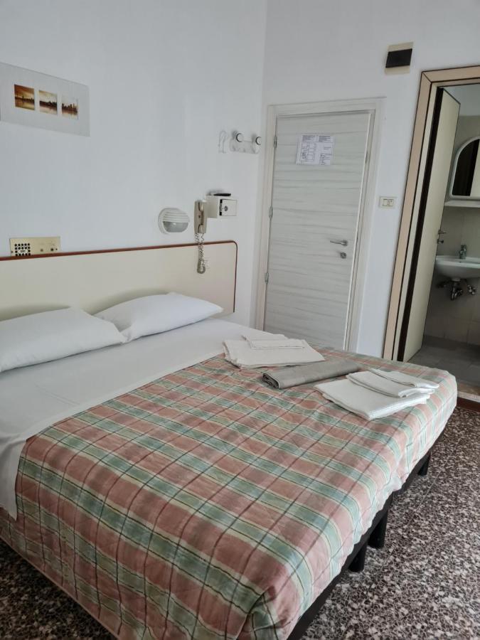 Hotel Marconi Miramare リミニ エクステリア 写真