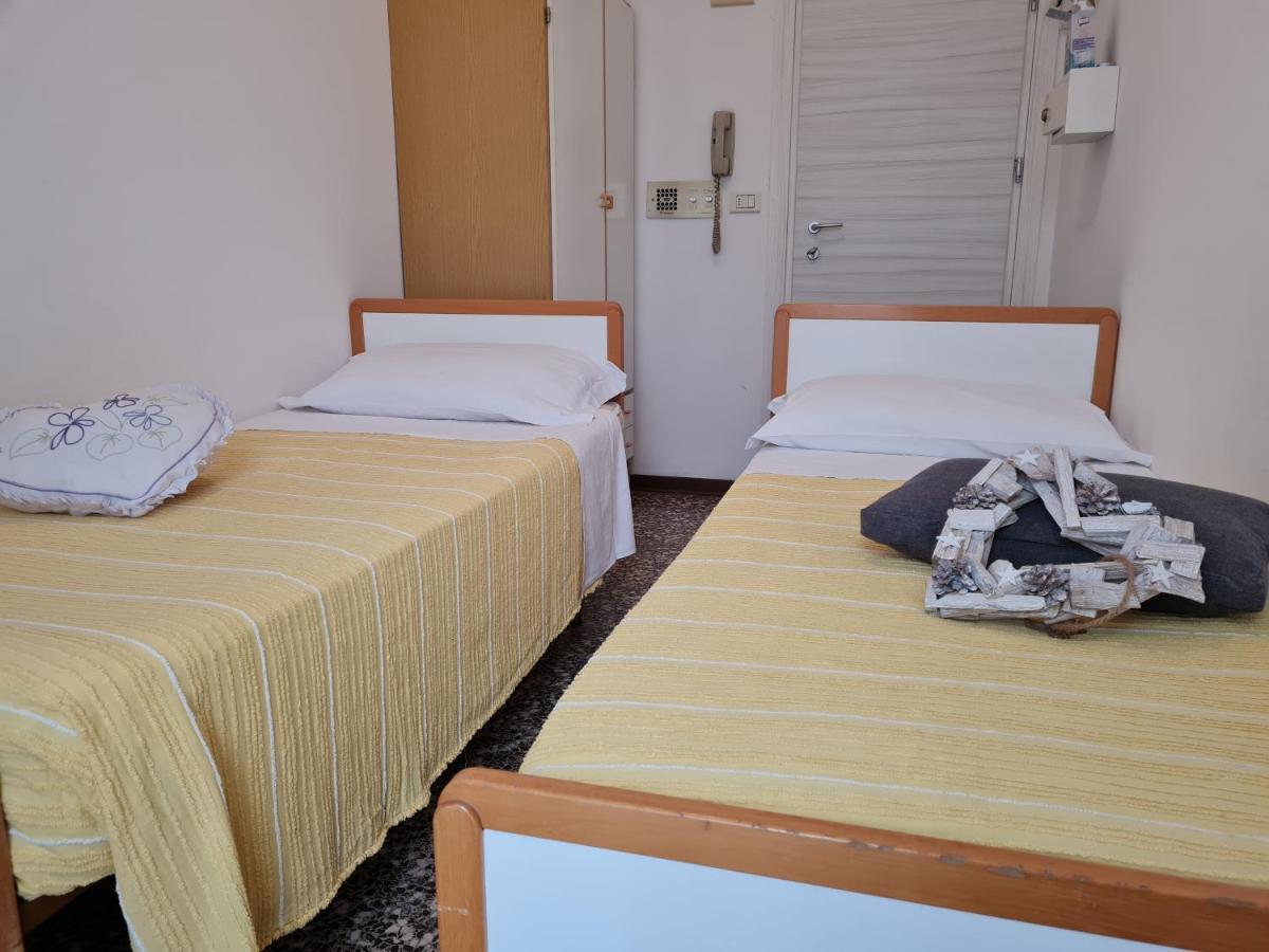 Hotel Marconi Miramare リミニ エクステリア 写真