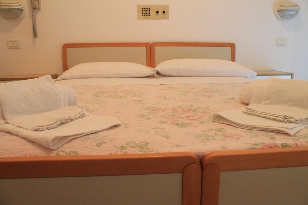 Hotel Marconi Miramare リミニ エクステリア 写真